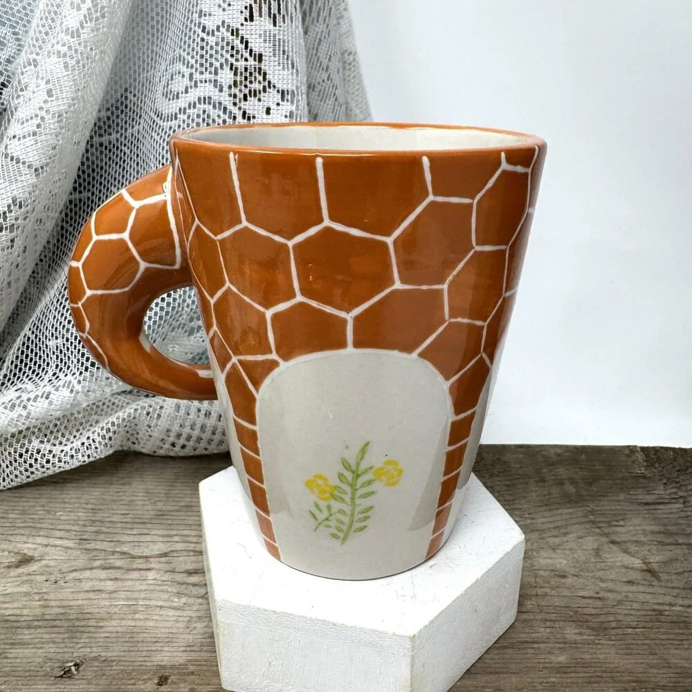 Giraffe-Themed Ceramic Mug With Honeycomb Pattern & Yellow Flower Detail